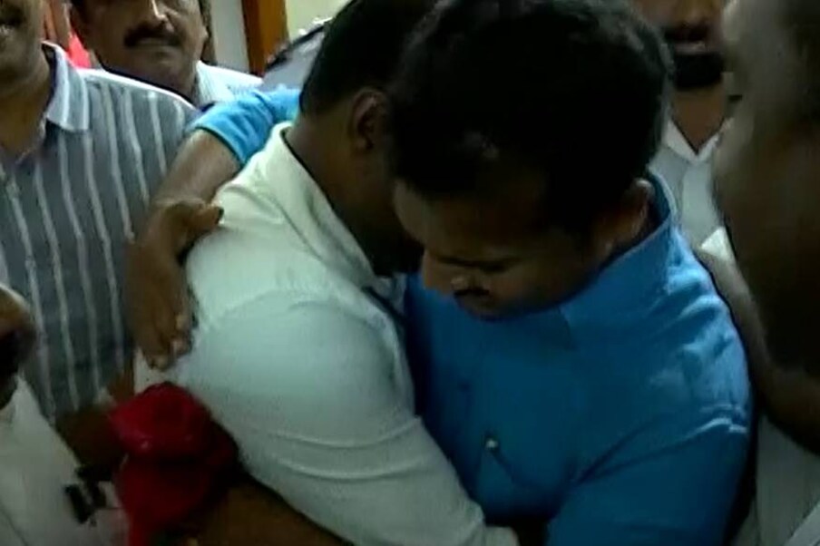  മേയര്‍ സ്ഥാനം രാജിവയ്ക്കാനെത്തിയതാണ് വികെ പ്രശാന്ത്. സ്വീകരണങ്ങള്‍ ഏറ്റുവാങ്ങി ഒന്നാം നിലയിലെത്തിയപ്പോഴാണ് ഡഫേദാര്‍ മോഹനനെ കണ്ടത്. മേയറെ കെട്ടിപ്പിടിച്ച് മോഹനന്‍ വിങ്ങിപ്പൊട്ടി.