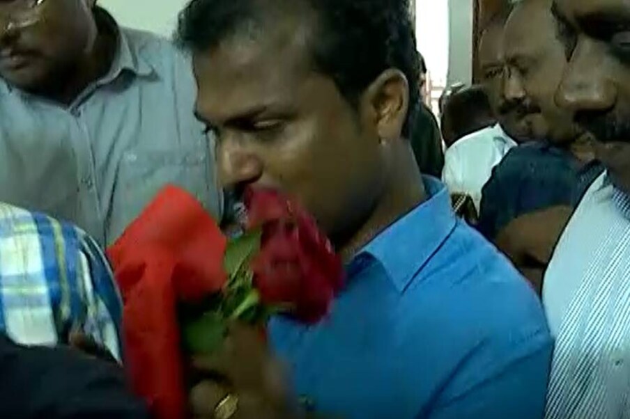  താന്‍ തുടങ്ങി വച്ച കാര്യങ്ങള്‍ പൂര്‍ത്തിയാക്കണമെന്ന് അഭ്യര്‍ഥിച്ചാണ് പ്രശാന്ത് മടങ്ങിയത്.