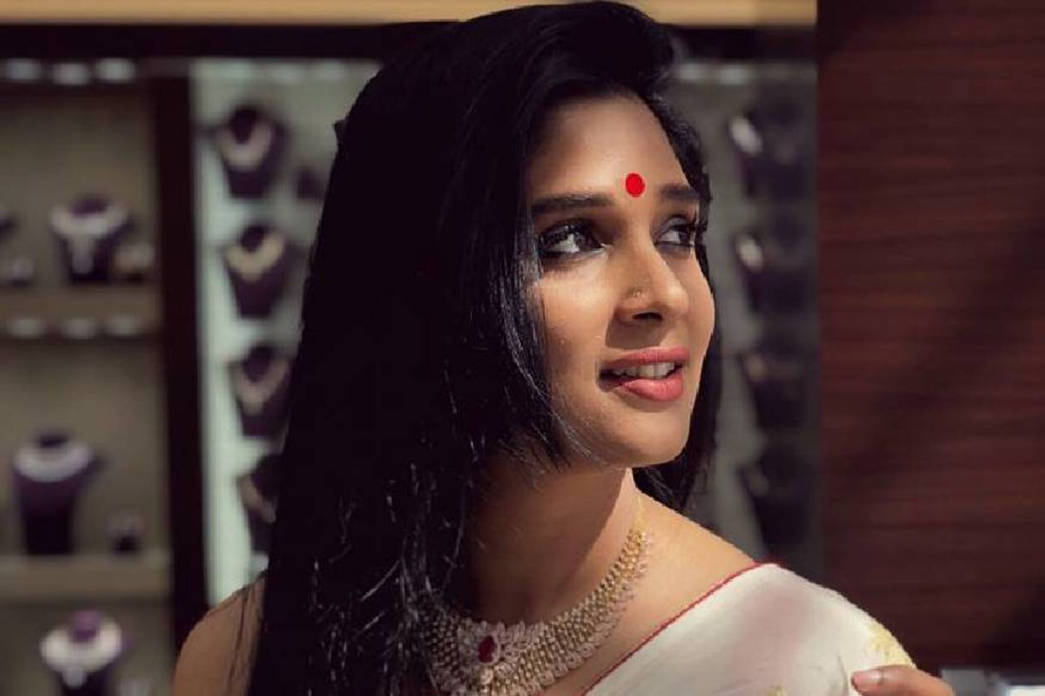 നൈല ഉഷ തിയേറ്ററിൽ നിന്നും ഇറങ്ങി പോയ ചിത്രം ഈ പ്രമുഖ സംവിധായകന്റേതോ?