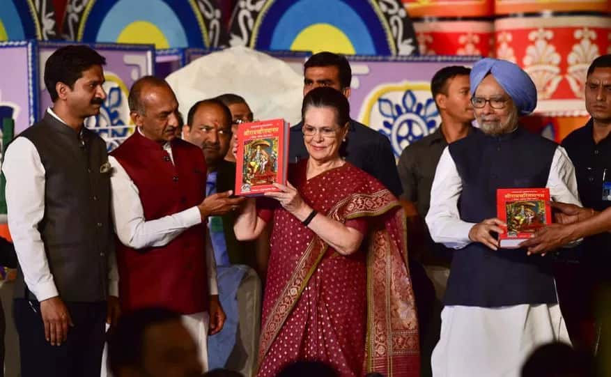 ധാർമ്മിക് ലീല കമ്മിറ്റിയുടെ നേതൃത്വത്തിൽ നടന്ന വിജയദശമി ആഘോഷ ചടങ്ങുകളിൽ പങ്കെടുത്ത് കോൺഗ്രസ് അധ്യക്ഷ സോണിയാ ഗാന്ധി ധാർമ്മിക് ലീല കമ്മിറ്റിയുടെ നേതൃത്വത്തിൽ നടന്ന വിജയദശമി ആഘോഷ ചടങ്ങുകളിൽ പങ്കെടുത്ത് കോൺഗ്രസ് അധ്യക്ഷ സോണിയാ ഗാന്ധി