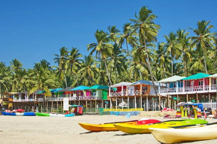 ക്രിസ്തുമസ്-പുതുവർഷ ആഘോഷങ്ങൾക്ക് തയാറെടുക്കുകയാണ് ഗോവ നഗരം. കസ്റ്റമേഴ്സിനെ ആകർഷിക്കാനായി ക്ളബ്ബുകൾ പുതിയ തന്ത്രങ്ങൾ മെനയുകയാണ് ക്രിസ്തുമസ്-പുതുവർഷ ആഘോഷങ്ങൾക്ക് തയാറെടുക്കുകയാണ് ഗോവ നഗരം. കസ്റ്റമേഴ്സിനെ ആകർഷിക്കാനായി ക്ളബ്ബുകൾ പുതിയ തന്ത്രങ്ങൾ മെനയുകയാണ്