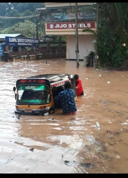 മേഖലയിലെ വയലുകള്‍ നികത്തിയതാണ് വെള്ളം കയറാൻ കാരണമെന്നാണ് നാട്ടുകാര്‍ പറയുന്നത്. 