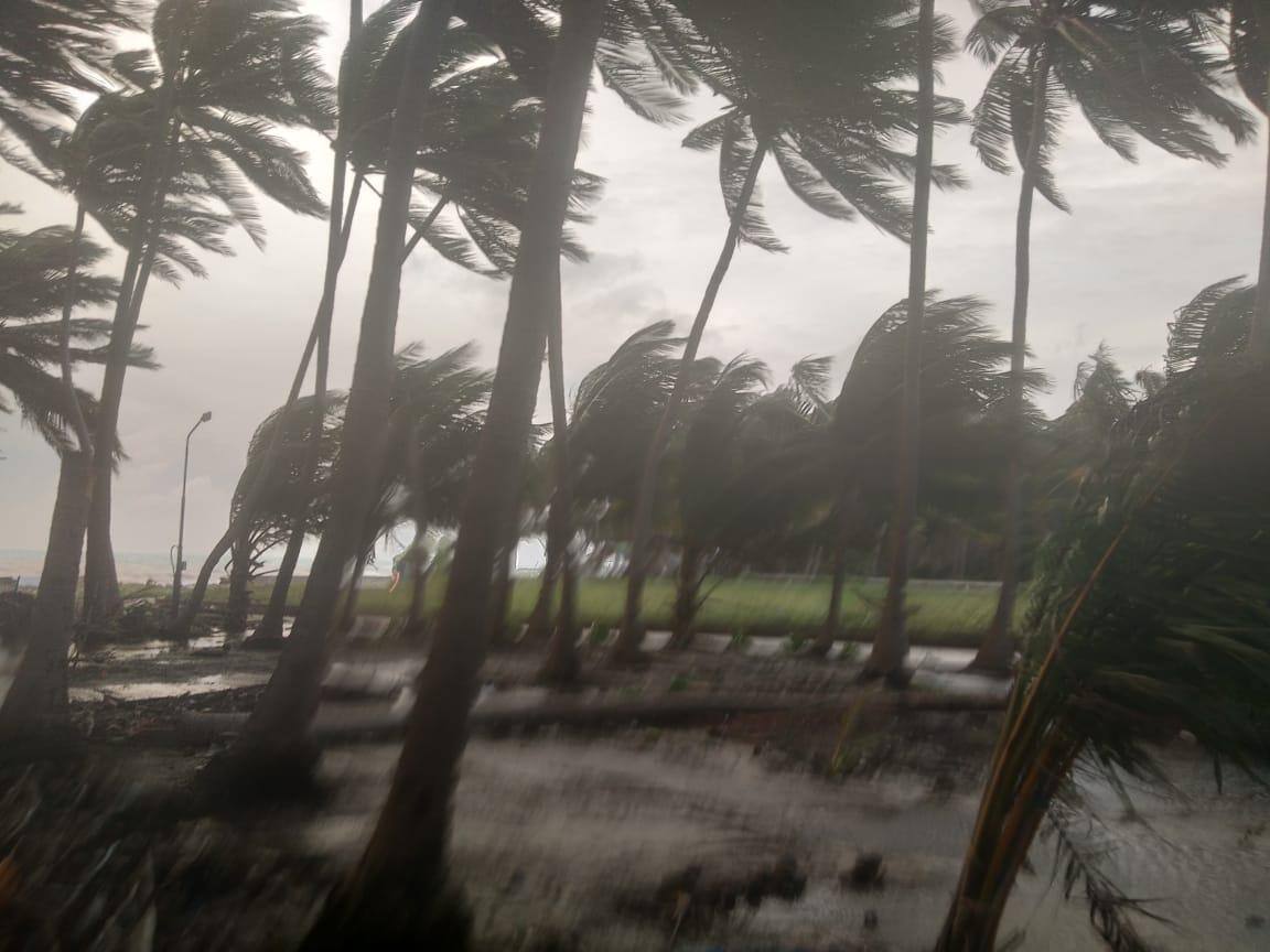 ഫോർട്ട് കൊച്ചിയിൽ തിരയിടിച്ച് വാക് വേയും പത്തിലേറെ വള്ളങ്ങളും തകർന്നു.കൊടുങ്ങല്ലൂരും കടൽക്ഷോഭം രൂക്ഷമാണ്. ഫോർട്ട് കൊച്ചിയിൽ തിരയിടിച്ച് വാക് വേയും പത്തിലേറെ വള്ളങ്ങളും തകർന്നു.കൊടുങ്ങല്ലൂരും കടൽക്ഷോഭം രൂക്ഷമാണ്.