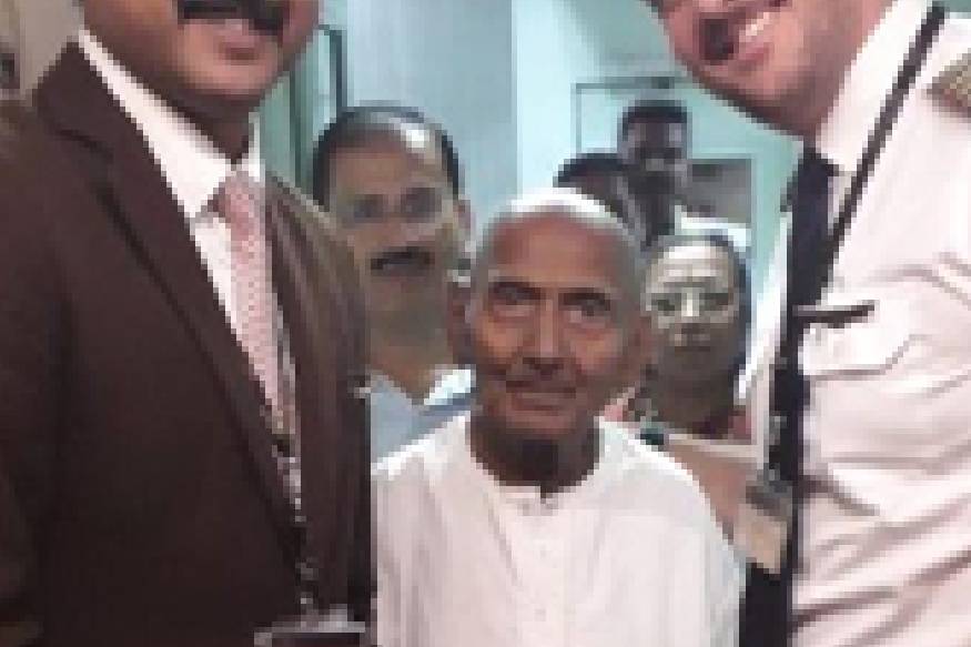 ഉയരം അഞ്ചടി രണ്ടിഞ്ച്, വയസ് 123. കൗണ്ടറിനു മുന്നിൽ കാത്തുനിൽക്കുന്ന ഇന്ത്യൻ വയോധികനെ കണ്ട് അദ്ഭുതംകൂറി അബുദാബി വിമാനത്താവളത്തിലെ ഉദ്യോഗസ്ഥർ. ഹിന്ദു സന്യാസിയും യോഗ ഗുരുവുമായ സ്വാമി ശിവാനന്ദയാണ് വിമാനത്താവള ഉദ്യോഗസ്ഥരെയും യാത്രക്കാരെയും വിസ്മയിപ്പിച്ച് താരമായത്. ഉയരം അഞ്ചടി രണ്ടിഞ്ച്, വയസ് 123. കൗണ്ടറിനു മുന്നിൽ കാത്തുനിൽക്കുന്ന ഇന്ത്യൻ വയോധികനെ കണ്ട് അദ്ഭുതംകൂറി അബുദാബി വിമാനത്താവളത്തിലെ ഉദ്യോഗസ്ഥർ. ഹിന്ദു സന്യാസിയും യോഗ ഗുരുവുമായ സ്വാമി ശിവാനന്ദയാണ് വിമാനത്താവള ഉദ്യോഗസ്ഥരെയും യാത്രക്കാരെയും വിസ്മയിപ്പിച്ച് താരമായത്.