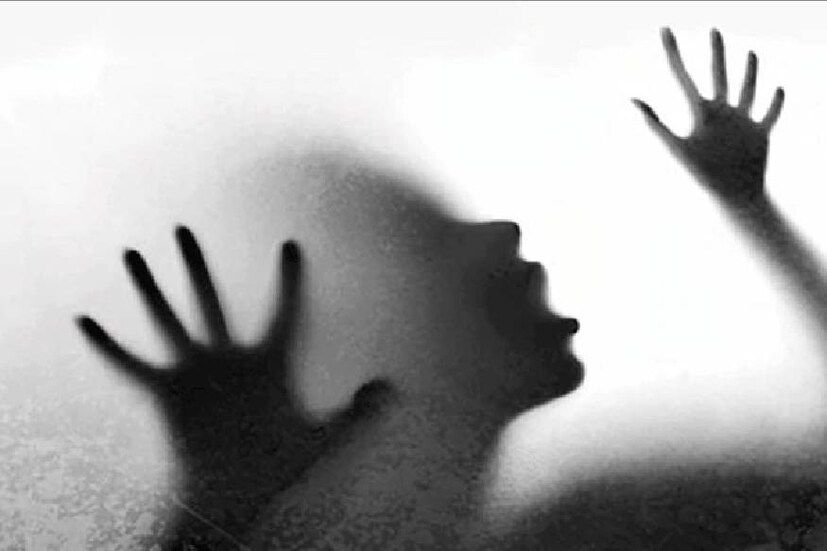  ചങ്ങല കൊണ്ട് കഴുത്ത് മുറുക്കി. ബോധരഹിതനായി വീണ കുട്ടിക്ക് അമ്മ ഉറക്ക ഗുളിക നൽകുകയായിരുന്നു. ഇതിനു ശേഷമാണ് ആശുപത്രിയിലെത്തിച്ചത്. പോസ്റ്റ്മോർട്ടം റിപ്പോർട്ടിൽ കഴുത്ത് മുറുകി ശ്വാസംമുട്ടിയാണ് കുട്ടി മരിച്ചതെന്ന് കണ്ടെത്തിയിരുന്നു.