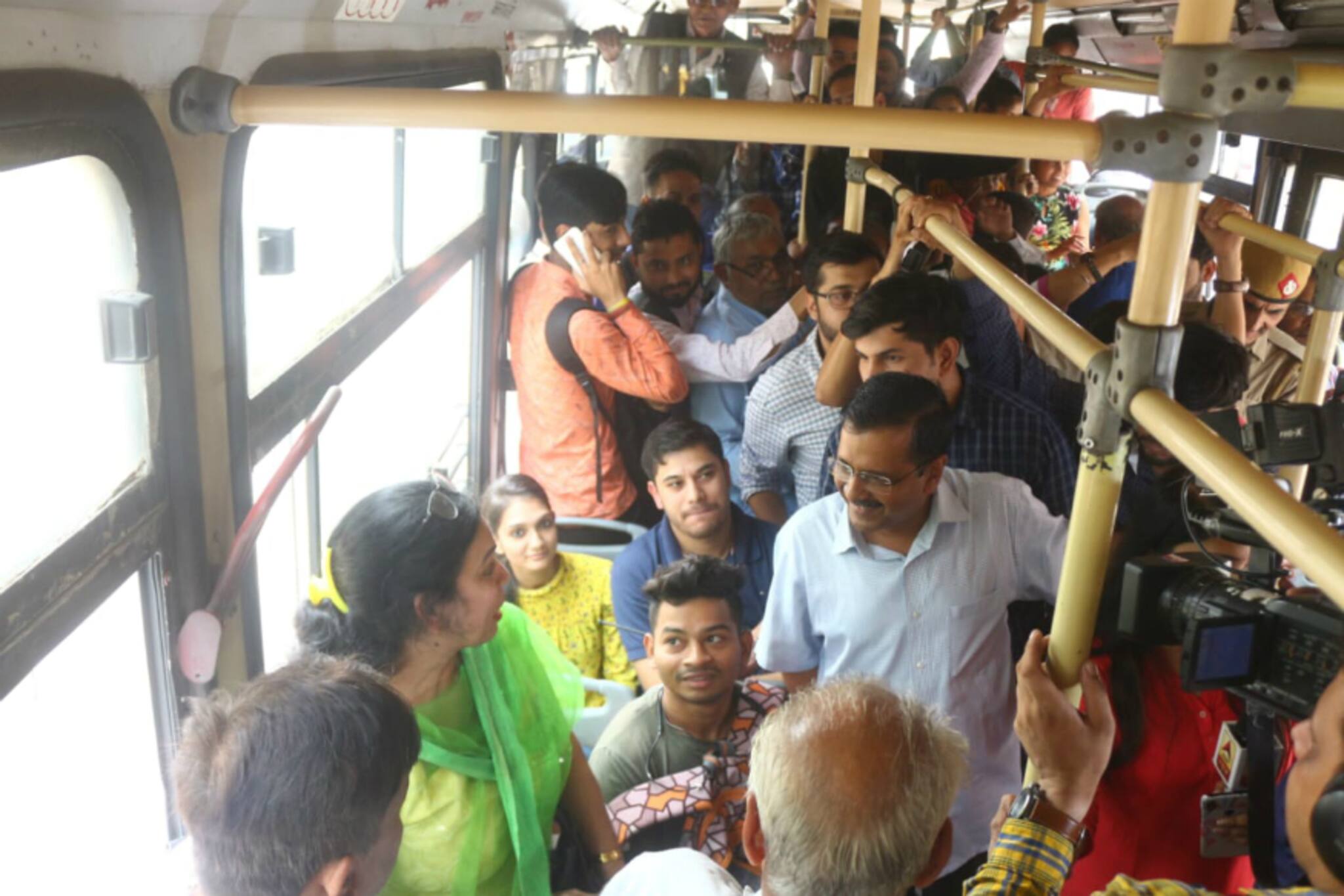 സ്ത്രീകൾക്ക് സൗജന്യയാത്ര: പ്രതികരണം അറിയാൻ മുഖ്യമന്ത്രി കെജരിവാൾ ബസിൽ