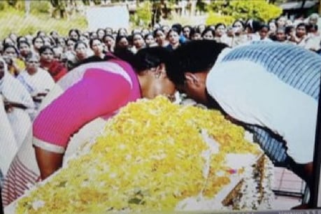 കൂടത്തായി: സിലിയെ കൊലപ്പെടുത്തിയത് വിഷം പുരട്ടിയ ഗുളിക നൽകി; ജോളിക്കെതിരെ പുതിയ കേസ് കൂടത്തായി: സിലിയെ കൊലപ്പെടുത്തിയത് വിഷം പുരട്ടിയ ഗുളിക നൽകി; ജോളിക്കെതിരെ പുതിയ കേസ്