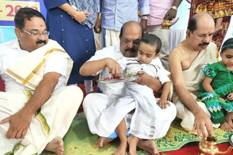 നിലത്തെഴുത്ത് ആശാനായിരുന്ന അച്ഛന്റെ ഓർമ്മയിൽ; കുരുന്നകൾക്ക് ആദ്യക്ഷരം കുറിച്ച് മന്ത്രി ജി. സുധാകരൻ നിലത്തെഴുത്ത് ആശാനായിരുന്ന അച്ഛന്റെ ഓർമ്മയിൽ; കുരുന്നകൾക്ക് ആദ്യക്ഷരം കുറിച്ച് മന്ത്രി ജി. സുധാകരൻ