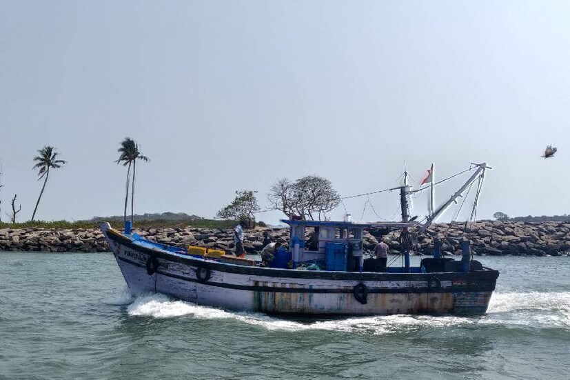 സെന്റ്മേരീസ് ദ്വീപ്...പേര് കേട്ട് വിദേശത്താണെന്നു വിചാരിച്ചു വിമാനം പിടിച്ചുപോകണമെന്നൊന്നും കരുതണ്ട. പരശുരാം എക്സ്പ്രസിലോ ഏറനാട് എക്സ്പ്രസിലോ ഒരു പകൽ യാത്ര മതി. അല്ലെങ്കിൽ രാത്രിവണ്ടിയിൽ സന്ധ്യക്കു കയറിയാൽ നേരം ചൂടുപിടിക്കും മുമ്പ് അങ്ങെത്താം. ദക്ഷിണ കന്നഡത്തിലെ ഉഡുപ്പിയിയിൽനിന്നു നോക്കിയാൽ കാണുന്ന ദുരത്താണ് കടൽ കടന്നാൽ ചെല്ലാവുന്ന ഈ ദ്വീപ്.  സെന്റ്മേരീസ് ദ്വീപ്...പേര് കേട്ട് വിദേശത്താണെന്നു വിചാരിച്ചു വിമാനം പിടിച്ചുപോകണമെന്നൊന്നും കരുതണ്ട. പരശുരാം എക്സ്പ്രസിലോ ഏറനാട് എക്സ്പ്രസിലോ ഒരു പകൽ യാത്ര മതി. അല്ലെങ്കിൽ രാത്രിവണ്ടിയിൽ സന്ധ്യക്കു കയറിയാൽ നേരം ചൂടുപിടിക്കും മുമ്പ് അങ്ങെത്താം. ദക്ഷിണ കന്നഡത്തിലെ ഉഡുപ്പിയിയിൽനിന്നു നോക്കിയാൽ കാണുന്ന ദുരത്താണ് കടൽ കടന്നാൽ ചെല്ലാവുന്ന ഈ ദ്വീപ്.