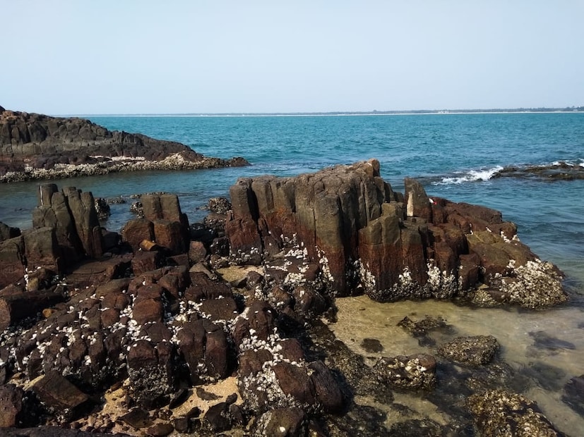  മംഗളൂരു, ഉഡുപ്പി, മാൽപേ വഴി -- കേരളത്തിൽനിന്ന് ഒറ്റദിവസത്തെ യാത്ര പ്ലാൻ ചെയ്താൽ പോയി വരാൻ ഏറ്റവും പറ്റിയ ഇടമാണ് സെന്റ് മേരീസ് ദ്വീപ്. മംഗളുരൂവിൽനിന്ന് 59 കിലോമീറ്റർ മാത്രം ദൂരം. മംഗളൂരുവിൽ നിന്ന് ആദ്യം ഉഡുപ്പിയിൽ ഇറങ്ങണം. ഓരോ അഞ്ചു മിനുട്ടിലും ബസുണ്ട്. ഉഡുപ്പിയിൽ നിന്ന് അഞ്ചു കിലോമീറ്റർ പോയാൽ മാൽപെ തീരത്തെത്താം. ഉഡുപ്പിയിൽനിന്ന് മാൽപെയിലേക്ക് ബസ് കിട്ടും. ടാക്സികളും സുലഭം.