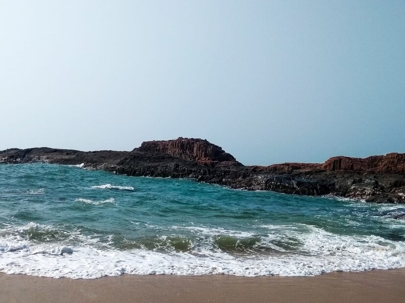  മാൽപേയിൽനിന്ന് ഇരുപതു മിനുട്ടു ബോട്ടിൽ കടലിലൂടെയുള്ള ബോട്ട് യാത്ര. പാട്ടുപാടിയും ആടിയുമൊക്കെ ഈ യാത്ര ആസ്വദിക്കുന്നവരെ ബോട്ടിൽ കാണാം. മടക്കയാത്ര ഉൾപ്പെടെ 350 രൂപയാണ് ബോട്ട് ചാർജ്. രാവിലെ 9.30 ക്ക് കയറിയാൽ വൈകിട്ട് 4 വരെ ദ്വീപിൽ കറങ്ങാം.