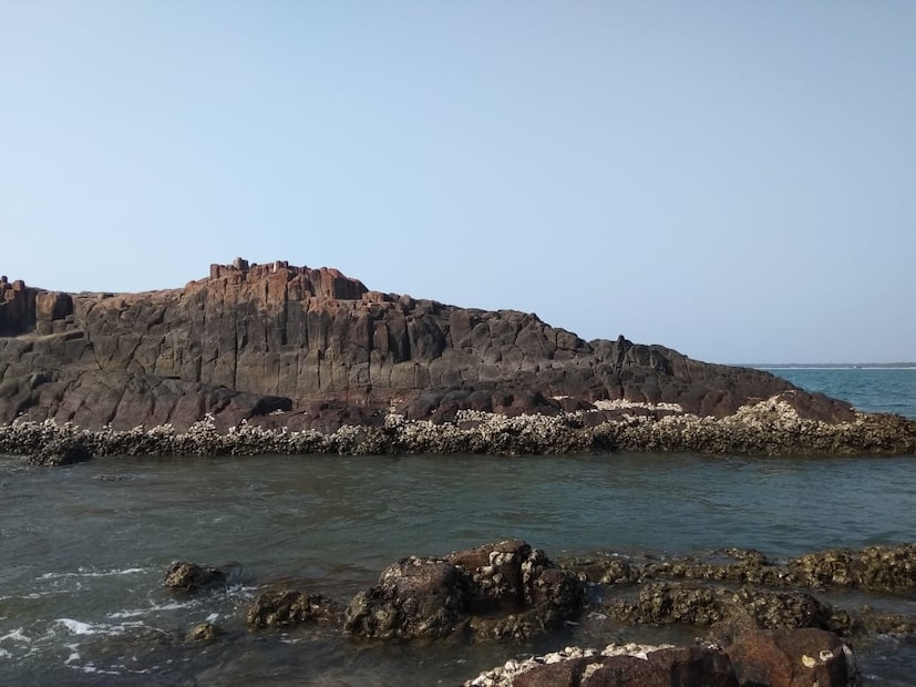  കടലിൽ കുളിക്കാൻ ആഗ്രഹിക്കുന്നവർക്ക് അതിനും കഴിയും. ഉപ്പുവെള്ളത്തിലെ കുളി കഴിഞ്ഞ് മാൽപേയിൽ തിരിച്ചെത്തിയാൽ പത്തു രൂപ കൊടുത്താൽ നല്ല വെള്ളത്തിൽ കുളിച്ചു ഫ്രെഷ് ആയി മടക്കയാത്ര ആരംഭിക്കാം. നല്ല വെയിൽ ഉള്ളതിനാൽ തൊപ്പി, കൂളിംഗ് ഗ്ലാസ് എന്നിവ കയ്യിൽ കരുതുക . കുടിക്കാനുള്ള പാനീയങ്ങൾക്ക് ദ്വീപിനകത്ത് കടകൾ ഉണ്ട് .