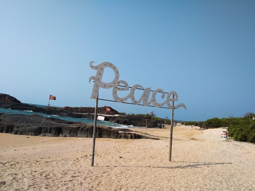  കടലിനു നടുവിൽ കാഴ്ചയുടെ കടൽ - ചിപ്പികൾ നിറഞ്ഞ തീരം. കൊത്തിവച്ച ശിൽപങ്ങൾ പോലെ കടലിൽ ഉയർന്നു നിൽക്കുന്ന കൃഷ്ണശിലകൾ. കടലിന്റെ അടിത്തട്ടുവരെ കാണാം വിധം ചില്ലു പോലെ തെളിഞ്ഞ വെള്ളം. പോരാത്തതിന്, കടലിലൂടെ റൈഡും. ഇത്രയൊക്കെ പോരേ സെന്റ്മേരീസ് ദ്വീപ് ഏതൊരു സഞ്ചാരിയെയും അങ്ങോട്ടേക്ക് വിളിച്ചുകൊണ്ടുപോകാൻ.