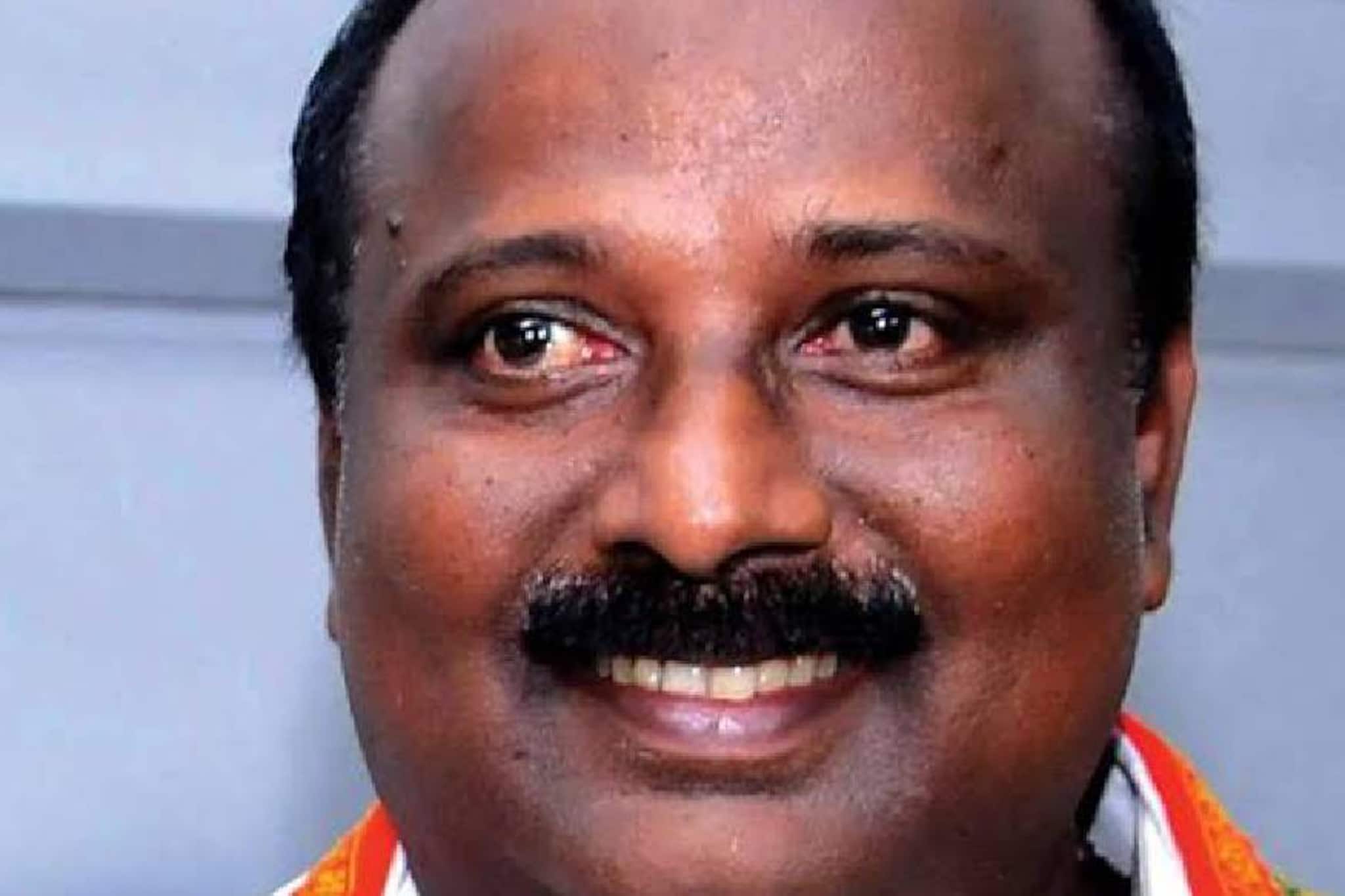 എറണാകുളത്ത് വിനോദ്; മഴയത്തും വെയിലത്തും വീഴാത്ത കോണ്‍ഗ്രസ്