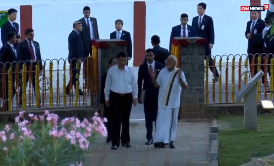മഹാബലിപുരത്ത് എത്തിയ ചൈനീസ് പ്രസിഡന്റ് ഷീ ജിൻപിങിനെ സ്വീകരിച്ച് ആനയിക്കുന്ന ഇന്ത്യൻ പ്രധാനമന്ത്രി നരേന്ദ്രമോദി മഹാബലിപുരത്ത് എത്തിയ ചൈനീസ് പ്രസിഡന്റ് ഷീ ജിൻപിങിനെ സ്വീകരിച്ച് ആനയിക്കുന്ന ഇന്ത്യൻ പ്രധാനമന്ത്രി നരേന്ദ്രമോദി
