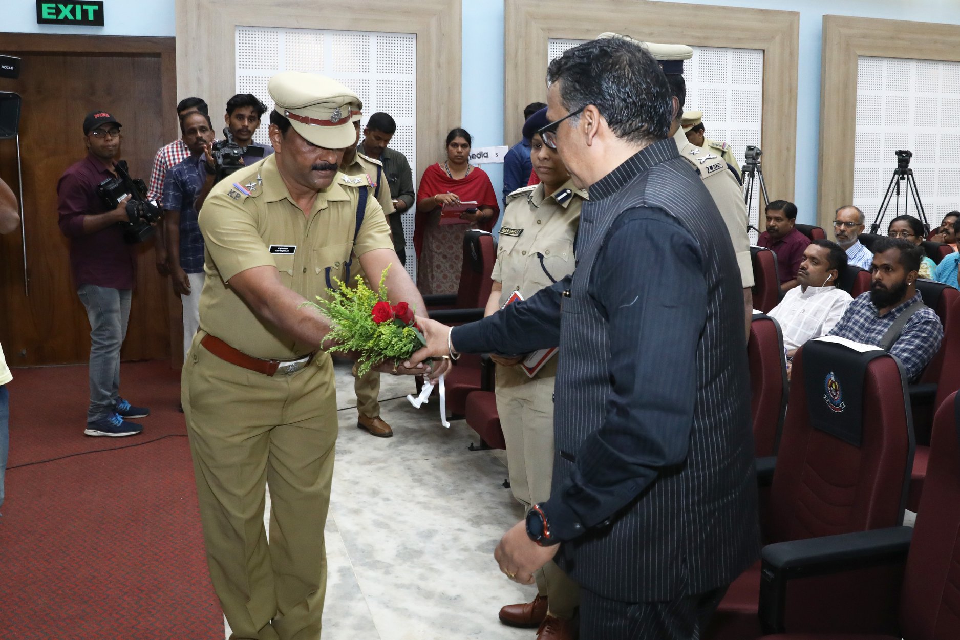  ഗതാഗതപ്രശ്നങ്ങള്‍ അധികൃതരെ അറിയിക്കുന്നതിന് മൊബൈല്‍ ആപ്പ് സംവിധാനം ഏര്‍പ്പെടുത്തും. ഇതുവഴി ആര്‍ക്കും ഗതാഗതനിയമലംഘനങ്ങള്‍ ക്യാമറയില്‍ പകര്‍ത്തി അധികൃതര്‍ക്ക് എത്തിക്കാം. തുടര്‍ന്ന് പിഴ നിശ്ചയിച്ച് അതിനുള്ള നോട്ടീസ് വാഹനഉടമയ്ക്ക് അയച്ചു നല്‍കും. ഈ സംവിധാനം ഏതാനും മാസത്തിനകം നിലവില്‍ വരുമെന്ന് അദ്ദേഹം അറിയിച്ചു.