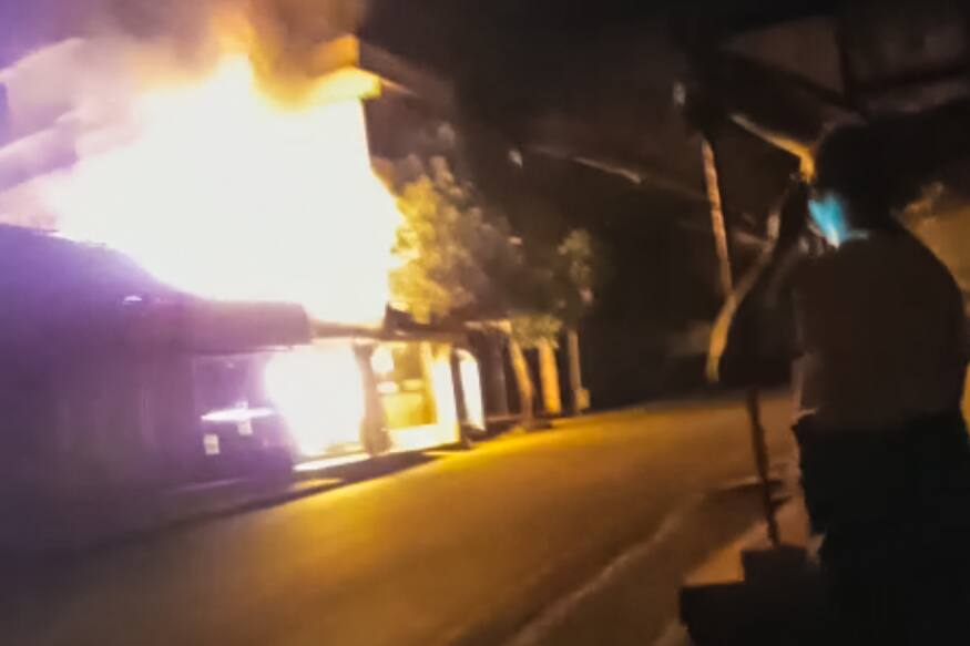 ഫയർഫോഴ്സും നാട്ടുകാരും ചേർന്ന് രണ്ട് മണിക്കൂറുകൾ നീണ്ട ശ്രമത്തിനൊടുവിലാണ് തീ നിയന്ത്രണ വിധേയമാക്കിയത്. ഫയർഫോഴ്സും നാട്ടുകാരും ചേർന്ന് രണ്ട് മണിക്കൂറുകൾ നീണ്ട ശ്രമത്തിനൊടുവിലാണ് തീ നിയന്ത്രണ വിധേയമാക്കിയത്.