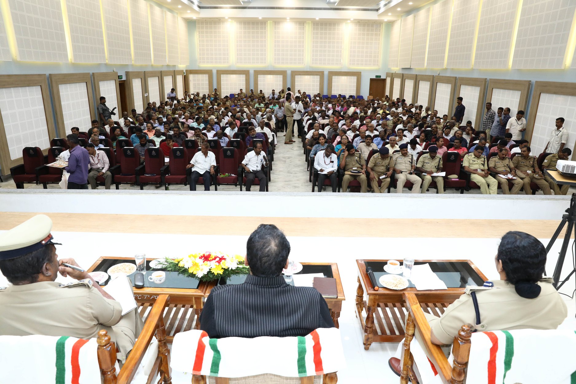  വഴിയോര കച്ചവടക്കാരെ ഒഴിപ്പിക്കണമെന്നും ട്രാഫിക് പോലീസുകാര്‍ക്ക് മാസ്ക് നല്‍കണമെന്നും ആവശ്യമുയര്‍ന്നു.