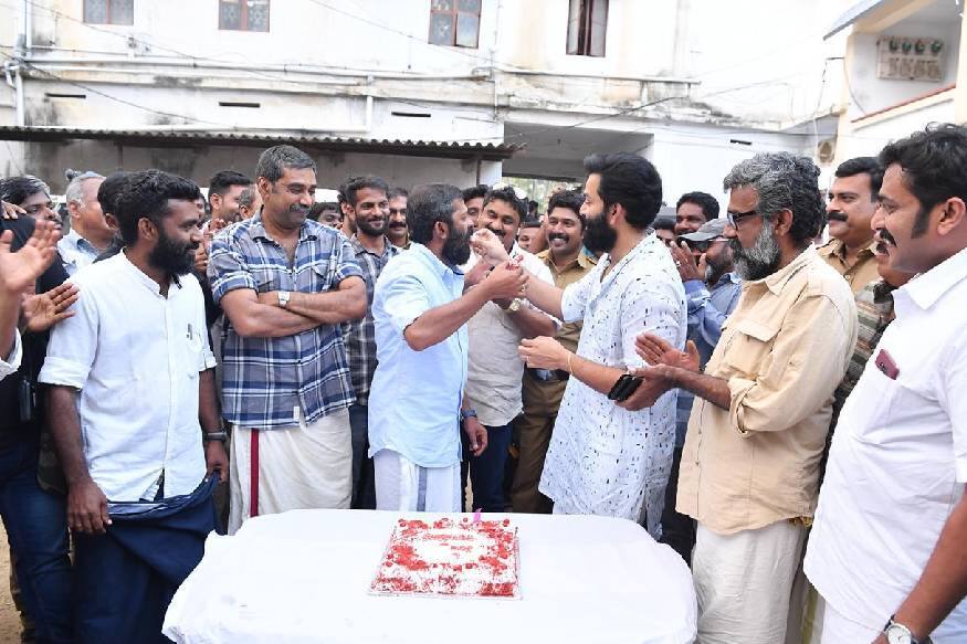 ശന്തനു, സക്കറിയ എന്നീ നേവൽ ഓഫിസർമാരായാണ് ചിത്രത്തിൽ പൃഥ്വിരാജും ബിജു മേനോനും വേഷമിട്ടിരുന്നത്. ഇവർ ഇപ്പോൾ അയ്യപ്പൻ, കോശി എന്നീ കഥാപാത്രങ്ങളെയാണ് ഈ ചിത്രത്തിൽ അവതരിപ്പിക്കുന്നത് ശന്തനു, സക്കറിയ എന്നീ നേവൽ ഓഫിസർമാരായാണ് ചിത്രത്തിൽ പൃഥ്വിരാജും ബിജു മേനോനും വേഷമിട്ടിരുന്നത്. ഇവർ ഇപ്പോൾ അയ്യപ്പൻ, കോശി എന്നീ കഥാപാത്രങ്ങളെയാണ് ഈ ചിത്രത്തിൽ അവതരിപ്പിക്കുന്നത്