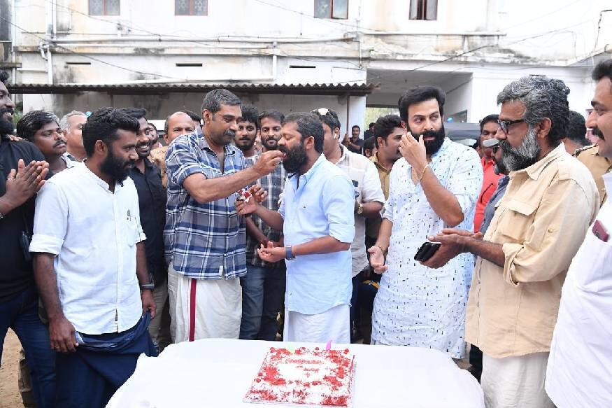 അനാർക്കലി സംവിധാനം ചെയ്ത സംവിധായകനും തിരക്കഥാകൃത്തുമായ സച്ചിയുടെ ചിത്രത്തിൽ തന്നെ പൃഥ്വിരാജും ബിജു മേനോനും വീണ്ടും ഒന്നിക്കുന്നു എന്നതും ഒരു പ്രത്യേകതയാണ് അനാർക്കലി സംവിധാനം ചെയ്ത സംവിധായകനും തിരക്കഥാകൃത്തുമായ സച്ചിയുടെ ചിത്രത്തിൽ തന്നെ പൃഥ്വിരാജും ബിജു മേനോനും വീണ്ടും ഒന്നിക്കുന്നു എന്നതും ഒരു പ്രത്യേകതയാണ്