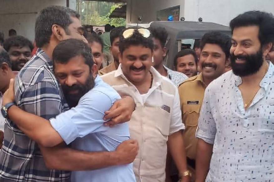 നാല് വർഷങ്ങൾക്ക് മുൻപ് പൃഥ്വിരാജ്, ബിജു മേനോൻ എന്നിവർ നായകന്മാരായെത്തിയ അനാർക്കലിയുടെ നാലാം വാർഷികമായിരുന്നു ഇക്കഴിഞ്ഞ ദിവസം. ഇരുവരും വീണ്ടും ഒന്നിക്കുന്ന ചിത്രമായ 'അയ്യപ്പനും കോശിയും' ലൊക്കേഷനിലാണ് ആഘോഷ പരിപാടികൾ നടന്നത് നാല് വർഷങ്ങൾക്ക് മുൻപ് പൃഥ്വിരാജ്, ബിജു മേനോൻ എന്നിവർ നായകന്മാരായെത്തിയ അനാർക്കലിയുടെ നാലാം വാർഷികമായിരുന്നു ഇക്കഴിഞ്ഞ ദിവസം. ഇരുവരും വീണ്ടും ഒന്നിക്കുന്ന ചിത്രമായ 'അയ്യപ്പനും കോശിയും' ലൊക്കേഷനിലാണ് ആഘോഷ പരിപാടികൾ നടന്നത്