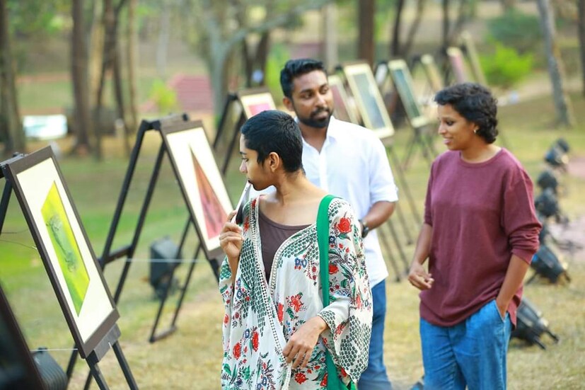  കല സന്തോഷിപ്പിക്കുന്നതാകണം. അതാണ് ചിത്രകാരിയും ആക്ടിവിസ്റ്റുമായ ഡോ.രേഷ്മയുടെ അഭിപ്രായം. ഒരുചിത്രകാരി അവരുടെ ചിത്രങ്ങൾ പ്രദർശിപ്പിക്കുന്ന ഇടത്തിന് വലിയ പ്രാധാന്യമുണ്ട്.