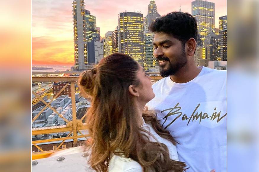  'ഈ ആകാശവും നിന്റെ പുഞ്ചിരിയും'. പ്രിയതമ നയൻതാരയെ നെഞ്ചോട് ചേർത്ത് നിർത്തിയുള്ള ചിത്രം. ന്യൂയോർക് നഗരത്തിന്റെ പശ്ചാത്തലത്തിൽ നയൻസിന്റെ പിറന്നാൾ ആഘോഷത്തിലാണ് വിഗ്നേഷ്. ഇൻസ്റ്റാഗ്രാമിൽ നയൻസിന് പിറന്നാൾ ആശംസിച്ചു കൊണ്ട് വിഗ്നേഷ് ഫോട്ടോ പോസ്റ്റ് ചെയ്യുന്നു. ഫിൽറ്ററുകളില്ലാത്ത ചിത്രം എന്ന് ഹാഷ്ടാഗ് കൊണ്ട് പ്രത്യേകം അടയാളപ്പെടുത്തുന്നു കൂടിയുണ്ട്
