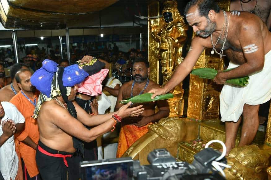 രാത്രി ഏഴരയോടെ സന്നിധാനതെത്തിയ ശിവമണി അയ്യപ്പനെ കണ്ട് വണങ്ങിയ ശേഷമാണ് വലിയ നടപ്പന്തലിലുളള സ്റ്റേജില് സംഗീതാര്ച്ചന നടത്തിയത്. രാത്രി ഏഴരയോടെ സന്നിധാനതെത്തിയ ശിവമണി അയ്യപ്പനെ കണ്ട് വണങ്ങിയ ശേഷമാണ് വലിയ നടപ്പന്തലിലുളള സ്റ്റേജില് സംഗീതാര്ച്ചന നടത്തിയത്.