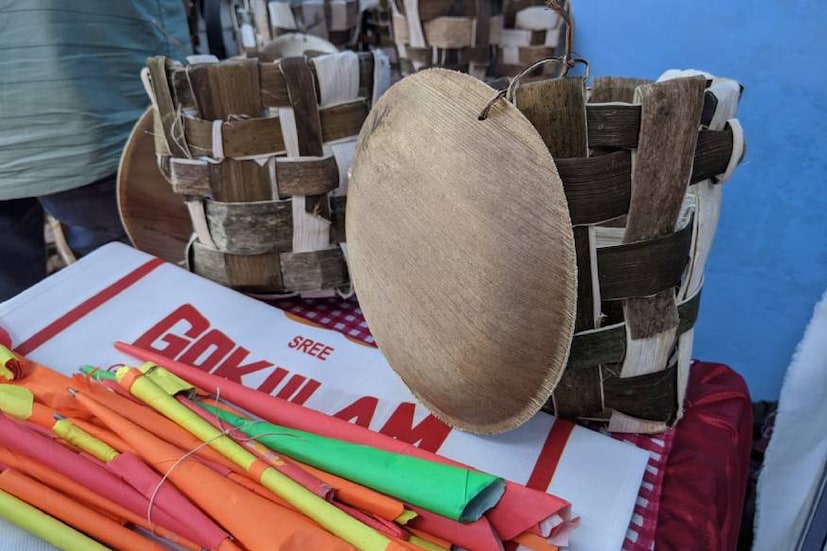  നിർമാണത്തിന് വില ഈടാക്കാതെ സാധനങ്ങളുടെ വില മാത്രമെ ഇവർ വാങ്ങിയിട്ടുള്ളൂ എന്നാണ് സംഘാടകര്‍ വ്യക്തമാക്കുന്നത്...എന്തായാലും പരിസ്ഥിതി സൗഹൃദപരമായ മാറ്റങ്ങൾക്ക് നല്ല സ്വീകാര്യത ആണ് കലോത്സവ നഗരിയിൽ...