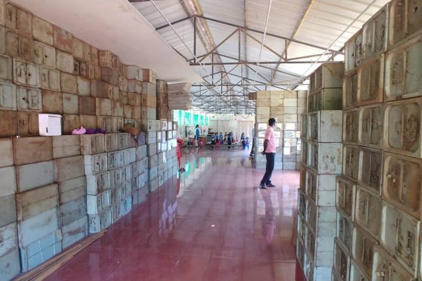  അങ്കണവാടിയും സമീപത്തു പ്രവര്‍ത്തിക്കുന്നുണ്ട്. പെട്ടികള്‍ മറിഞ്ഞ് വീണ് അപകടമുണ്ടാകുമോ എന്ന ആശങ്കയുമുണ്ട്. സ്വന്തം നിലയ്ക്ക് പെട്ടികള്‍ നീക്കം ചെയ്താല്‍ കേസുമുണ്ടാകുമോ എന്നും സ്‌കൂള്‍ അധികൃതര്‍ക്ക് ആശങ്കയുണ്ട്.
