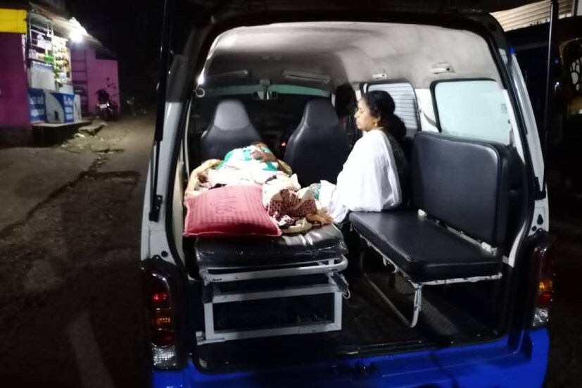  കോഴിക്കോട്: വാരിയെല്ല് പൊട്ടി ചികിത്സ തേടിയ വീട്ടമ്മയെ ഡോക്ടർ ഇല്ലെന്ന് പറഞ്ഞ് ചികിത്സ നൽകാതെ സർക്കാർ ആശുപത്രി ജീവനക്കാർ. വേദന കടിച്ചമര്‍ത്തി ഒന്നര മണിക്കൂറോളമാണ് വീട്ടമ്മയ്ക്ക് ആംബുലന്‍സില്‍ കഴിയേണ്ടിവന്നത്. കോഴിക്കോട് മുക്കത്തുള്ള ജാനുവെന്ന വീട്ടമ്മക്കാണ് ഈ ദുര്‍ഗതി നേരിടേണ്ടി വന്നത്. ഒടുവിൽ ചികിത്സ ലഭിക്കാൻ വീട്ടമ്മ പൊലീസിൽ പരാതി നൽകുകയായിരുന്നു.