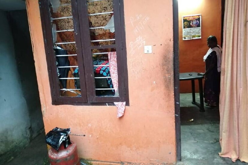  കോവളം: കോവളം സമുദ്ര ബീച്ചിൽ സാമൂഹ്യവിരുദ്ധർ വീടുകളും വാഹനങ്ങളും അടിച്ചു തകർത്തു. വീട് കയറിയുള്ള ആക്രമണത്തിൽ ഒരാൾക്ക് പരിക്കേറ്റു. ആക്രമണ സംഘത്തിലെ മൂന്ന് പേരെ കോവളം പൊലീസ് പിടികൂടി. സമുദ്ര തേരി റോഡിൽ സുരേഷിനാണ് പരിക്കേറ്റത്. ഇന്ന് പുലർച്ചെ രണ്ടര മണിയോടെയാണ് അക്രമിസംഘം വീടുകളും വാഹനങ്ങളും അടിച്ചു തകർത്തത്.
