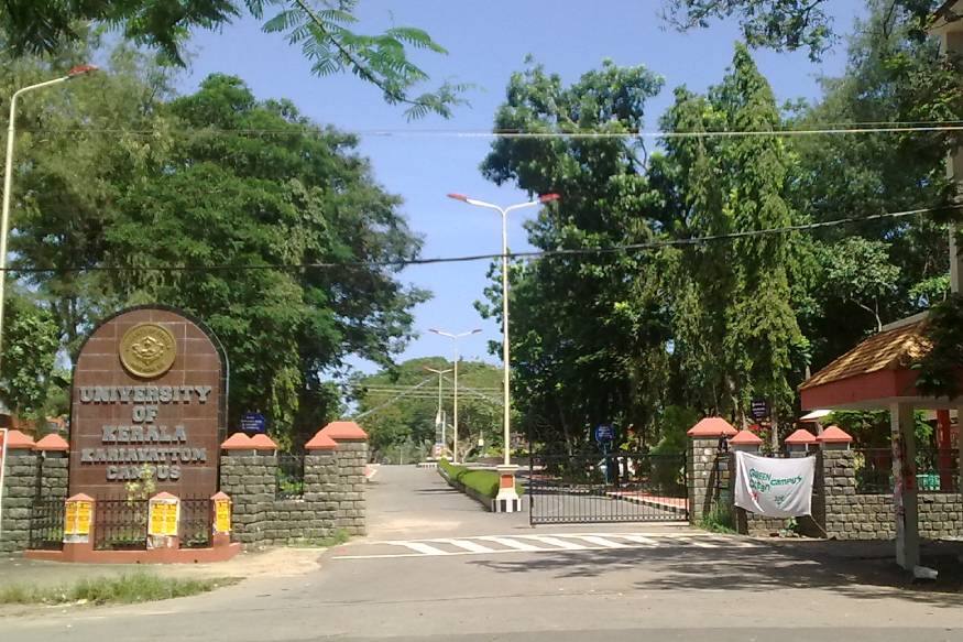 എല്.എന്.സി.പി.ഇ, കേരള യൂണിവേഴ്സിറ്റി ക്യാംപസ് കാര്യവട്ടം കോളജ്, യൂണിവേഴ്സിറ്റി ബി.എഡ് കോളജ്, യൂണിവേഴ്സിറ്റിക്ക് മുന്നിലുള്ള റോഡ് തുടങ്ങിയ സ്ഥലങ്ങളിലായിരിക്കും പാര്ക്കിങ് അനുവദിക്കുക. ഇരുചക്ര വാഹനങ്ങള്ക്കായി സ്റ്റേഡിയത്തിന് ഇടതുവശത്തുള്ള ഗ്രൗണ്ടില് പാര്ക്കിങ് സൗകര്യം ഒരുക്കിയിട്ടുണ്ട്. ഇരുചക്രവാഹനത്തില് വരുന്നവര് ഹെല്മെറ്റ് വണ്ടിയില് തന്നെ സൂക്ഷിക്കണം. എല്.എന്.സി.പി.ഇ, കേരള യൂണിവേഴ്സിറ്റി ക്യാംപസ് കാര്യവട്ടം കോളജ്, യൂണിവേഴ്സിറ്റി ബി.എഡ് കോളജ്, യൂണിവേഴ്സിറ്റിക്ക് മുന്നിലുള്ള റോഡ് തുടങ്ങിയ സ്ഥലങ്ങളിലായിരിക്കും പാര്ക്കിങ് അനുവദിക്കുക. ഇരുചക്ര വാഹനങ്ങള്ക്കായി സ്റ്റേഡിയത്തിന് ഇടതുവശത്തുള്ള ഗ്രൗണ്ടില് പാര്ക്കിങ് സൗകര്യം ഒരുക്കിയിട്ടുണ്ട്. ഇരുചക്രവാഹനത്തില് വരുന്നവര് ഹെല്മെറ്റ് വണ്ടിയില് തന്നെ സൂക്ഷിക്കണം.