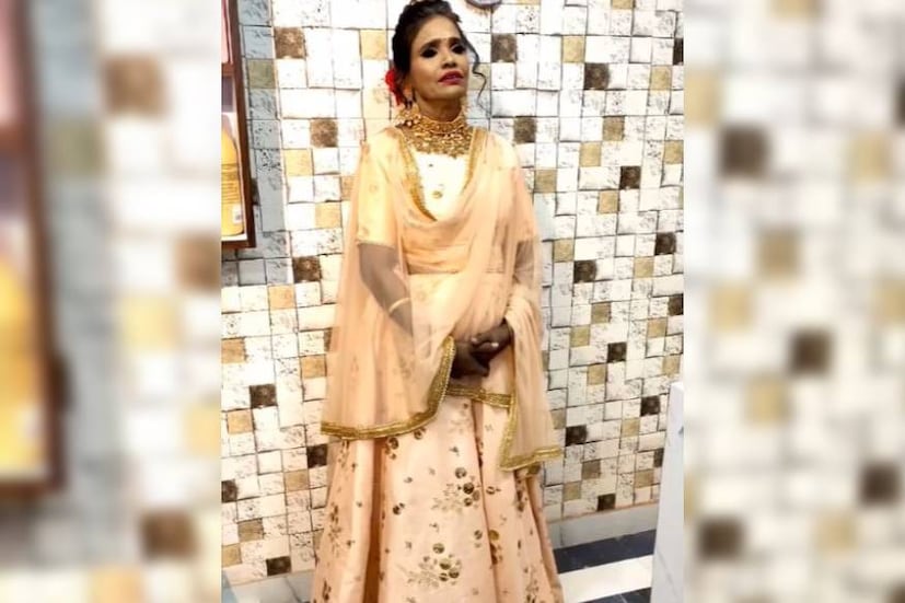 എന്നാൽ ഇപ്പോൾ രാണുവിന്‍റെ മേക്ക് ഓവർ ചിത്രങ്ങളാണ് വൈറലാകുന്നത്. ഒരു സാധാരണ സ്ത്രീയിൽ നിന്ന് സെലിബ്രിറ്റി പരിവേഷം വന്ന സ്ത്രീയായുള്ള രാണുവിന്റെ അടിമുടി മാറ്റം സോഷ്യൽ മീഡിയ ഏറ്റെടുത്തിരിക്കുകയാണ്