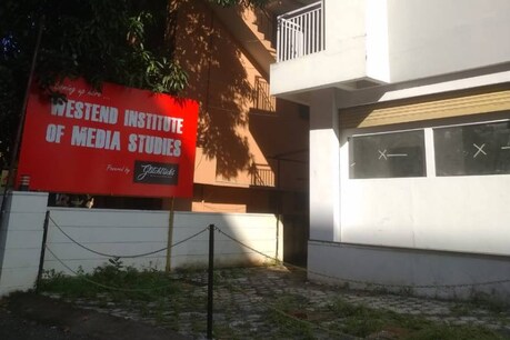 നിയമലംഘനം നടത്തി നിർമിച്ച ഫ്ലാറ്റ് വാടകക്ക് നൽകി തട്ടിപ്പ്: രണ്ട് കുട്ടികൾ ഉൾപ്പെടെയുള്ള കുടുംബം കഴിയുന്നത് ഇരുട്ടിൽ നിയമലംഘനം നടത്തി നിർമിച്ച ഫ്ലാറ്റ് വാടകക്ക് നൽകി തട്ടിപ്പ്: രണ്ട് കുട്ടികൾ ഉൾപ്പെടെയുള്ള കുടുംബം കഴിയുന്നത് ഇരുട്ടിൽ
