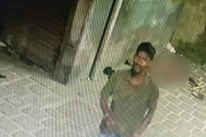  പെരുമ്പാവൂര്‍ നഗരമധ്യത്തില്‍ യുവതിയെ മൺവെട്ടി കൊണ്ട് തലയ്ക്കടിച്ചു കൊലപ്പെടുത്തിയത് ക്രൂര ബലാല്‍സംഗത്തിനു ശേഷമെന്ന് പൊലീസ്. തുരുത്തി സ്വദേശിയായ യുവതിയാണ് ബുധനാഴ്ച പുലര്‍ച്ചെ കൊല്ലപ്പെട്ടത്. സംഭവവുമായി ബന്ധപ്പെട്ട് ഇതര സംസ്ഥാന തൊഴിലാളിയായ ഉമര്‍ അലിയെ പൊലിസ് അറസ്റ്റ് ചെയ്തു. കൊലപാതകത്തിന്റെ സിസിടിവി ദൃശ്യങ്ങളും പൊലീസ് കണ്ടെടുത്തിട്ടുണ്ട്.