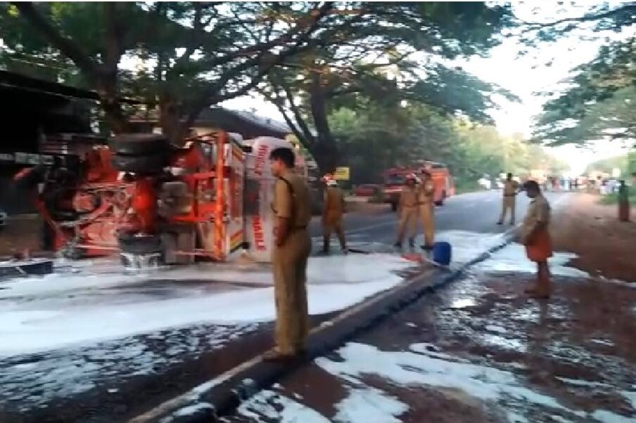  മറിഞ്ഞ വാഹനത്തിന്റെ സമീപത്തേക്ക് പോകാൻ ആരെയും അനുവദിക്കുന്നില്ല. വാഹന ഗതാഗതം പഴയ റോഡിലൂടെ തിരിച്ചു വിട്ടു.