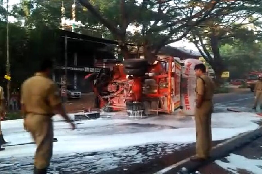  അപകടം ഒഴിവാക്കാൻ ഫയർ ഫോഴ്സ് ജീവനക്കാർ വെള്ളം തളിക്കുന്നുണ്ട്.