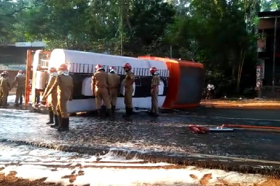  ടാങ്കർ ലോറി റോഡിനു കുറുകെ മറിഞ്ഞ നിലയിൽ.