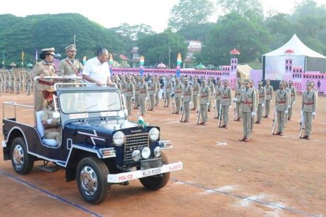 ജനങ്ങളാണ് ഏത് സർവീസിന്റെയും യജമാനൻമാർ എന്ന ധാരണ വേണമെന്ന് മുഖ്യമന്ത്രി ജനങ്ങളാണ് ഏത് സർവീസിന്റെയും യജമാനൻമാർ എന്ന ധാരണ വേണമെന്ന് മുഖ്യമന്ത്രി