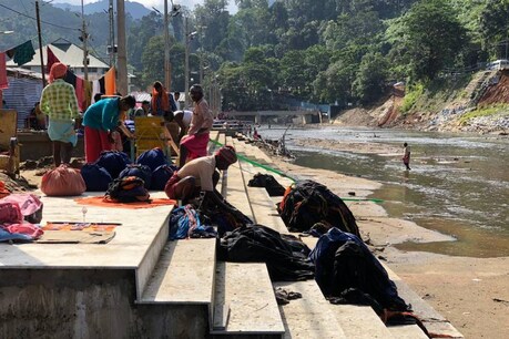 ഉടുത്ത വസ്ത്രം നദിയിൽ ഉപേക്ഷിക്കുന്ന തീർത്ഥാടകർ; അനാചാരങ്ങൾ മലിനമാക്കുന്ന പമ്പ ഉടുത്ത വസ്ത്രം നദിയിൽ ഉപേക്ഷിക്കുന്ന തീർത്ഥാടകർ; അനാചാരങ്ങൾ മലിനമാക്കുന്ന പമ്പ