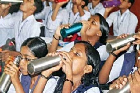 വെള്ളം കുടിക്കാതെ പഠിക്കേണ്ട; 'വാട്ടർ ബെൽ' മുഴക്കി സംസ്ഥാനത്തെ സ്കൂളുകൾ വെള്ളം കുടിക്കാതെ പഠിക്കേണ്ട; 'വാട്ടർ ബെൽ' മുഴക്കി സംസ്ഥാനത്തെ സ്കൂളുകൾ