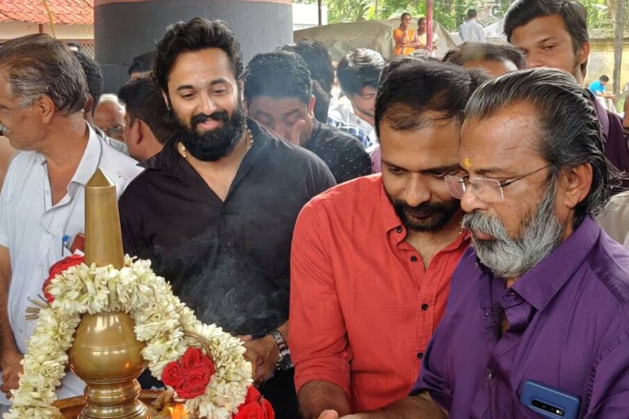  പുതിയ ചിത്രം മേപ്പടിയാന് വേണ്ടി ഉണ്ണി തയാറെടുക്കുന്നതിനിടെയാണ് ലോക്ക്ഡൌൺ നിയന്ത്രണങ്ങൾ കടന്ന് വന്നത്. ഇതിനായി സിക്സ് പാക്ക് ആയ ഉണ്ണി ശരീരഭാരം വർധിപ്പിച്ച് കാത്തിരിക്കുകയായിരുന്നു . മേപ്പടിയാൻ പൂജാ വേളയിൽ നിന്നും