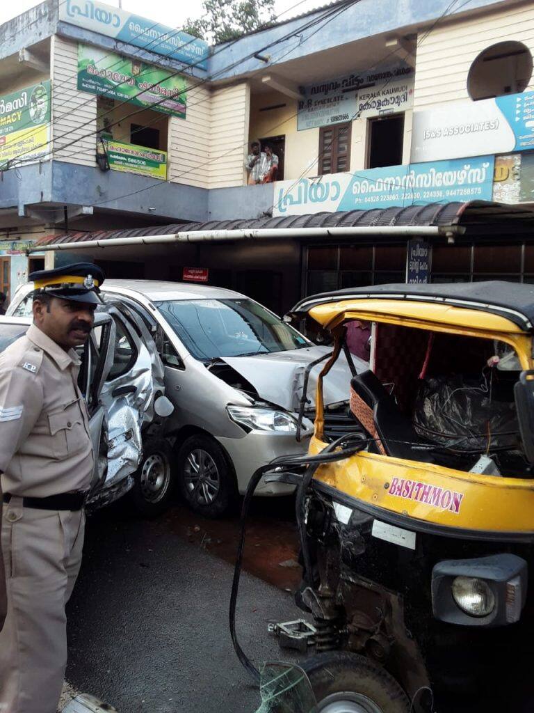 അമിത വേഗത്തിലെത്തിയ ടാറ്റ ഇൻഡിഗോ കാറാണ് അപകടമുണ്ടാക്കിയത്. തേഞ്ഞുതീരാറായ ടായറുകളുള്ള കാർ അമിതവേഗത്തിലെത്തിയതും അശ്രദ്ധമായുമാണ് അപകടത്തിനിടയാക്കിയതെന്നാണ് ദൃക്സാക്ഷികള് പറയുന്നത്. അമിത വേഗത്തിലെത്തിയ ടാറ്റ ഇൻഡിഗോ കാറാണ് അപകടമുണ്ടാക്കിയത്. തേഞ്ഞുതീരാറായ ടായറുകളുള്ള കാർ അമിതവേഗത്തിലെത്തിയതും അശ്രദ്ധമായുമാണ് അപകടത്തിനിടയാക്കിയതെന്നാണ് ദൃക്സാക്ഷികള് പറയുന്നത്.