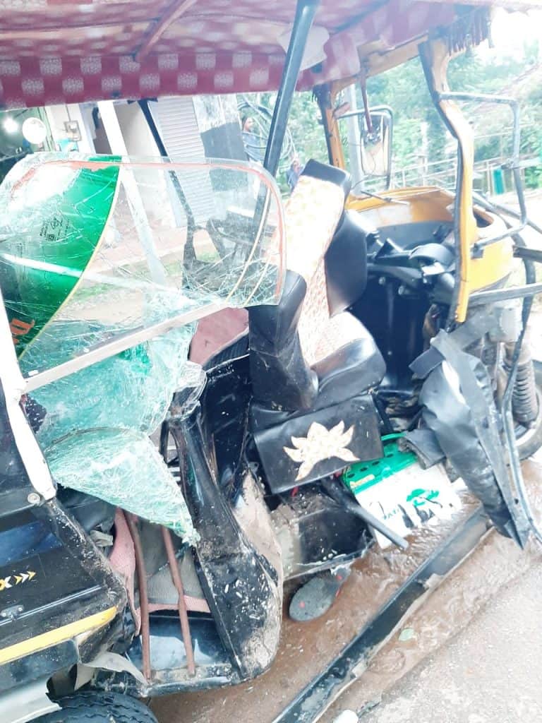 പൊന്കുന്നം ഭാഗത്ത് നിന്നുമെത്തിയ കാര് എതിരെ വന്ന ഓട്ടോയിലും റോഡരികില് പാര്ക്ക് ചെയ്തിരുന്ന ഇന്നോവയിലും ഇടിക്കുകയായിരുന്നു. പൊന്കുന്നം ഭാഗത്ത് നിന്നുമെത്തിയ കാര് എതിരെ വന്ന ഓട്ടോയിലും റോഡരികില് പാര്ക്ക് ചെയ്തിരുന്ന ഇന്നോവയിലും ഇടിക്കുകയായിരുന്നു.