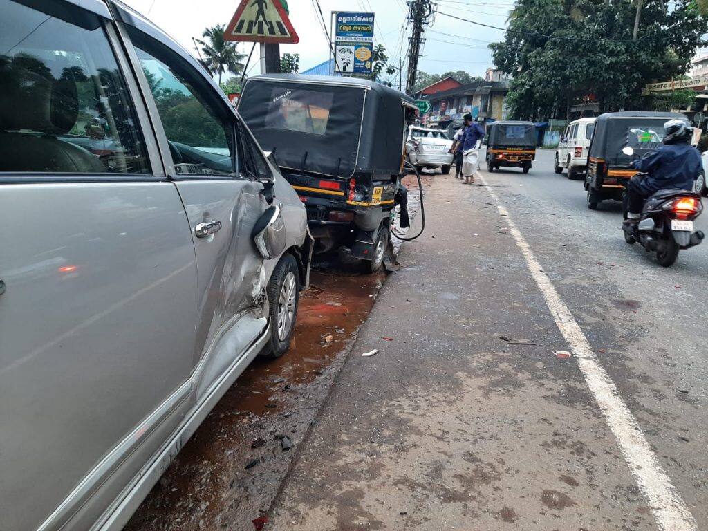 ഗുരുതര പരിക്കേറ്റവരെ പൊന്കുന്നത്തെ സ്വാകാര്യ ആശുപത്രിയിലും തുടര്ന്ന് കോട്ടയം മെഡിക്കല് കോളജ് ആശുപത്രിയിലും പ്രവേശിപ്പിച്ചു. ഗുരുതര പരിക്കേറ്റവരെ പൊന്കുന്നത്തെ സ്വാകാര്യ ആശുപത്രിയിലും തുടര്ന്ന് കോട്ടയം മെഡിക്കല് കോളജ് ആശുപത്രിയിലും പ്രവേശിപ്പിച്ചു.