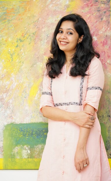  ചിത്രങ്ങളിൽ ഒരേ ശൈലി തുടരാറില്ല. അത് കളറായാലും സ്റ്റൈലായാലും എല്ലാത്തിലും മാറ്റമുണ്ടാകും. യാത്രകൾ ഏറെ ഇഷ്ടമുള്ള ഡോ രേഷ്മ ഈ കാർട്ട് ഡിജിറ്റൽ സൊല്യൂഷൻസ് ടീം ഹെഡ് ആയി കാനഡയിൽ ജോലി ചെയ്യുകയാണ്.