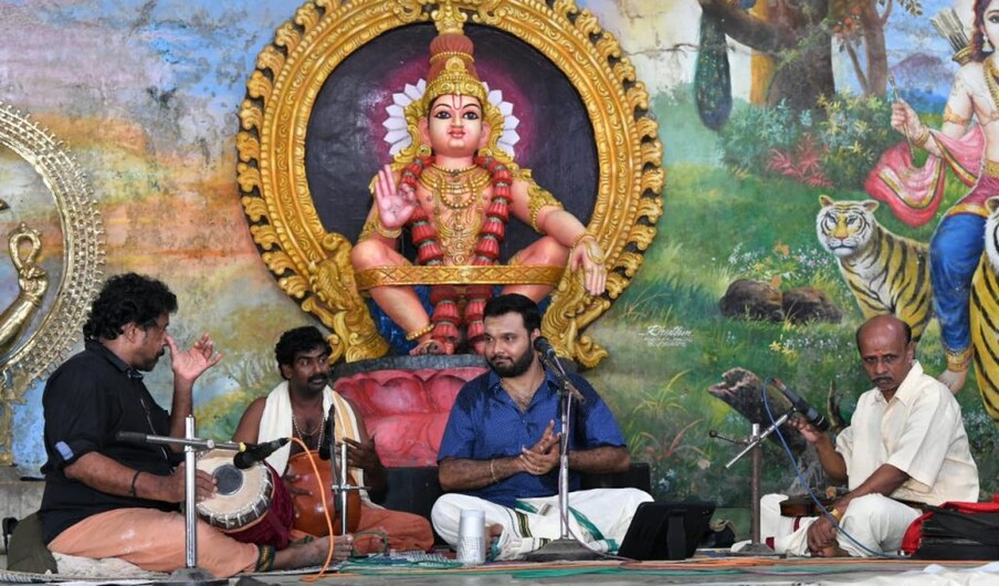  തുളസീവന സംഗീത സദസിൽ ഡോ. നെടുങ്കുന്നം ശ്രീദേവ് വായ്പ്പാട്ടും പ്രൊഫ. എസ്. ഈശ്വര വർമ വയലിനും ഡോ.ജി. ബാബു മൃദംഗ വും തിരുവനന്തപുരം രാജേഷ് ഘടവും അവതരിപ്പിച്ചു.