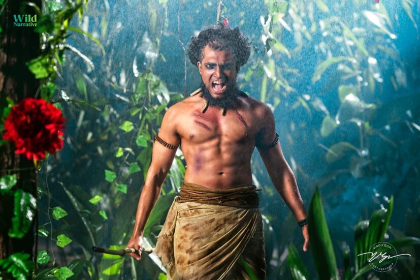  തിരുവല്ല കുമ്പനാട് സ്വദേശിയായ വിനോദ് ഒന്നര പതിറ്റാണ്ടായി ഫോട്ടോഗ്രഫി മേഖലയിൽ സജീവമാണ്. നിരവധി തവണ പച്ചപ്പ് പകർത്താൻ കാട് കയറിയ വിനോദ് ഒടുവിൽ എറണാകുളം നഗരഹൃദയത്തിലെ സെവൻത് ഐ സ്റ്റുഡിയോയിൽ കാട് പുനരാവിഷ്കരിച്ചു. അവിടെയാണ് വൈൽഡ് നറേറ്റീവ് എന്ന "ചിത്രകഥ" പിറവിയെടുത്തത്.