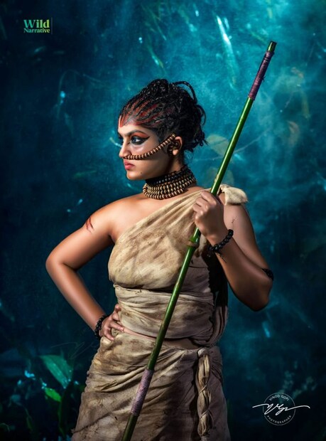  അനന്ദ കണ്ണകിയുടെ പിതാവും കേശാലങ്കാര വിദഗ്ധനും മേക്കപ്പ് ആർടിസ്റ്റുമായ നരസിംഹ സ്വാമിയാണ് സാനിയയെ അടക്കം ഗോത്രകാല ബിംബങ്ങളായി അണിയിച്ചൊരുക്കിയത്. വൈൽഡ് നറേറ്റീവിന് തനിമ ചോരാതെയും കാല്പനിക ഭംഗി നിലനിർത്തിയുമുള്ള കാട് ഒരുക്കിയത് കുട്ടൻ പുത്തൂർ എന്ന കാലസംവിധായകന്റെ മാന്ത്രിക വിരലുകളാണ്.